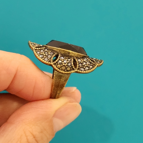 Antique gold tone oval black glass ring, size 7 - Picture 3 of 6